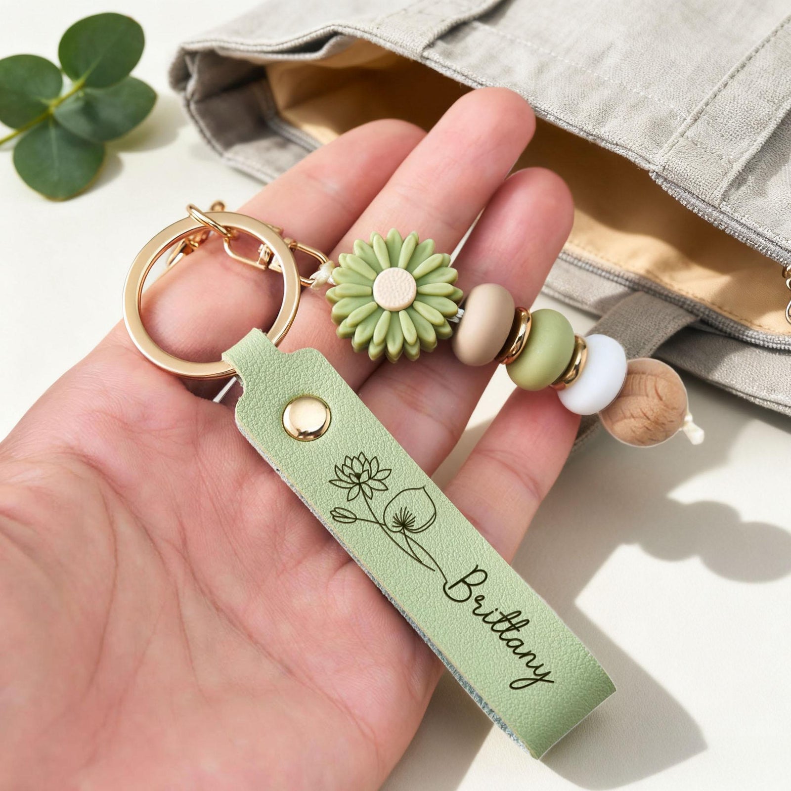 Personalized PU leather keychain with engraved name, birth flower, and daisy bead pendant - birthday gift for friends, Anniversary Gift